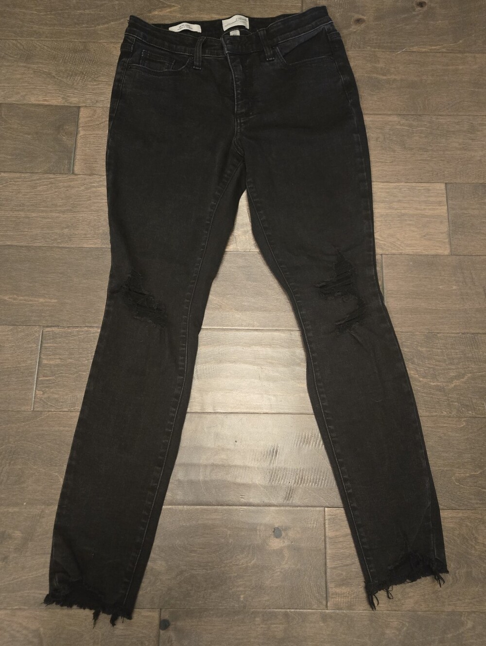 Womens Size 6/28 Universal Threads Black Distressed Skinny Jeans Excellent
